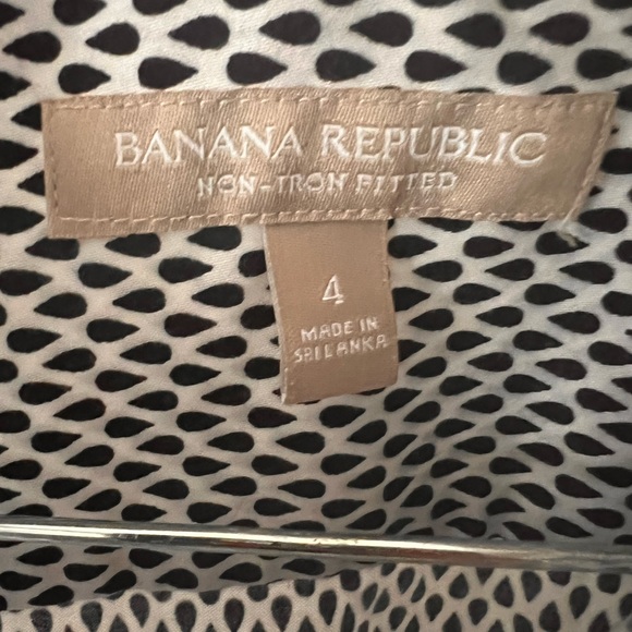 Classic Banana Republic Button-Down with Unique Pattern - Picture 6 of 6